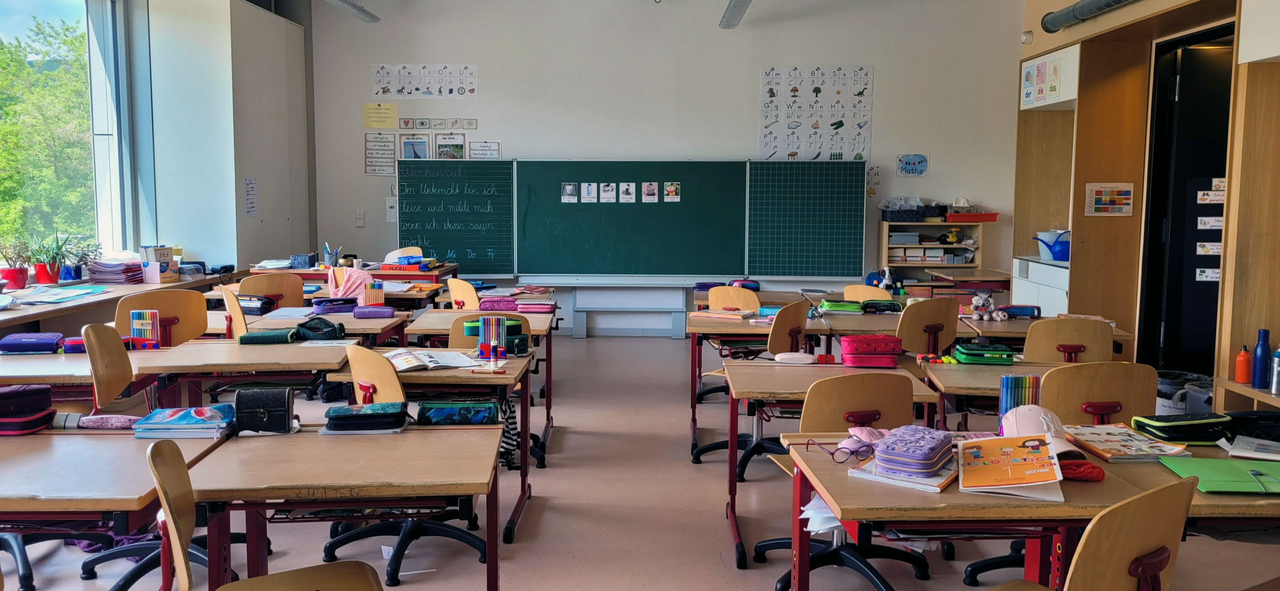 Ein leeres Klassenzimmer