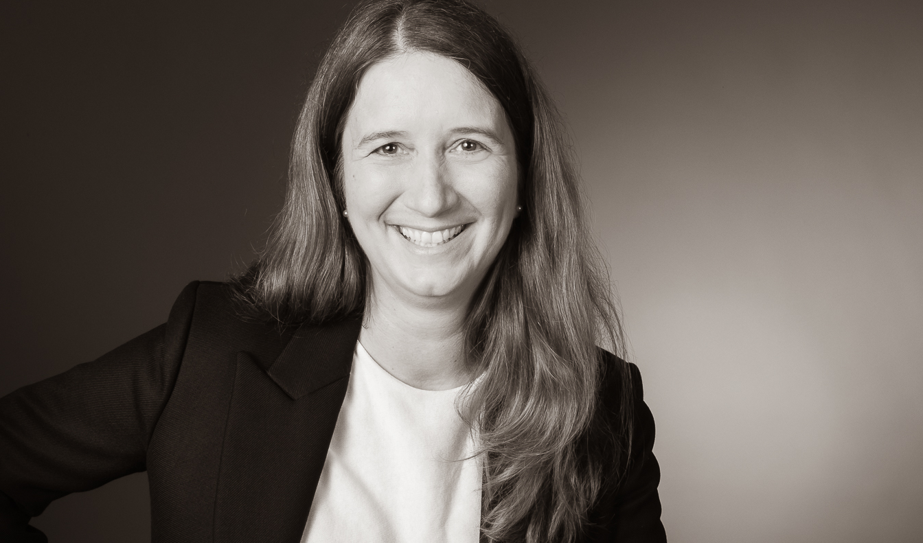 Schwarzweiß-Porträt von Gwendolyn Stilling